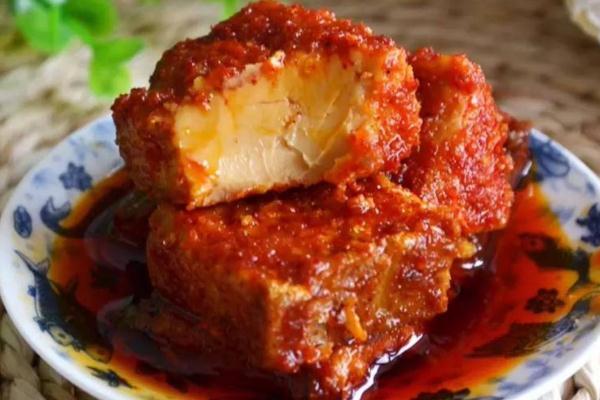 豆腐乳上面的白色顆粒是什么 豆腐乳上有白點點能吃嗎 豆腐乳上面的白色顆粒是什么 豆腐乳上有白點點能吃嗎