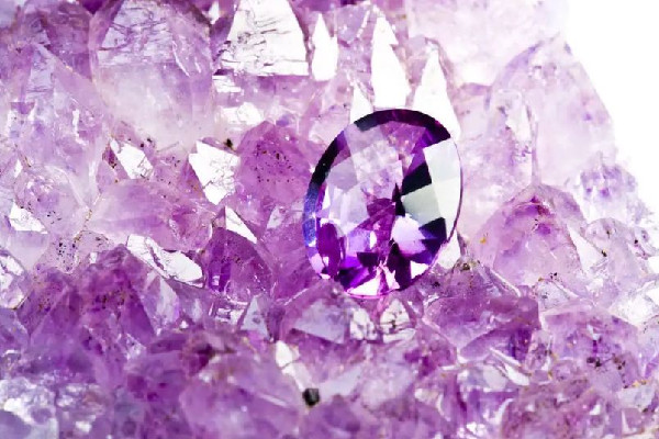 紫水晶買深紫色還是淺紫色的 紫水晶買什么樣的好 紫水晶買深紫色還是淺紫色的 紫水晶買什么樣的好