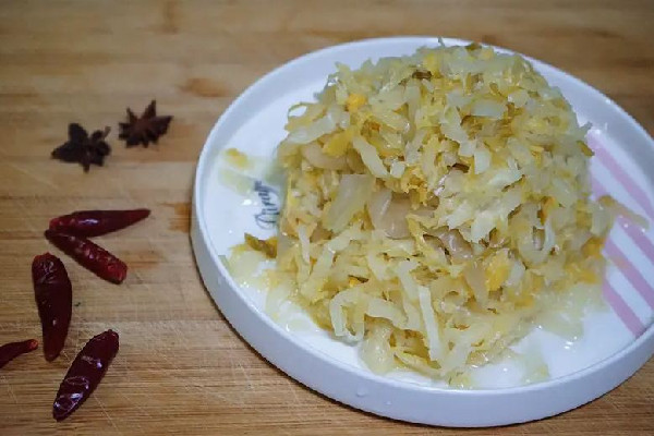 酸菜腌了一個(gè)月不酸怎么回事 酸菜腌制時(shí)要不要放糖 酸菜腌了一個(gè)月不酸怎么回事 酸菜腌制時(shí)要不要放糖