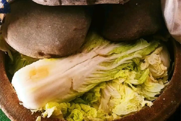 酸菜腌了一個(gè)月不酸怎么回事 酸菜腌制時(shí)要不要放糖 酸菜腌了一個(gè)月不酸怎么回事 酸菜腌制時(shí)要不要放糖