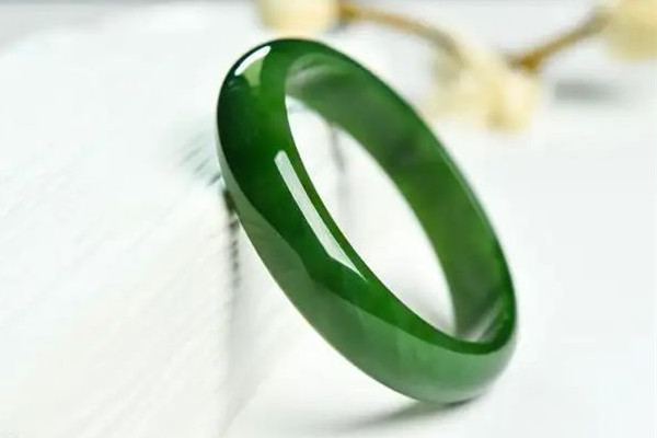 翡翠手鐲用紫光照為什么會有熒光 翡翠手鐲用什么燈光鑒定 翡翠手鐲用紫光照為什么會有熒光 翡翠手鐲用什么燈光鑒定