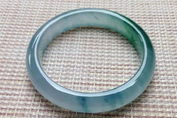 翡翠手鐲可以戴著洗澡嗎 翡翠手鐲可以用水長(zhǎng)期浸泡嗎 翡翠手鐲可以戴著洗澡嗎 翡翠手鐲可以用水長(zhǎng)期浸泡嗎