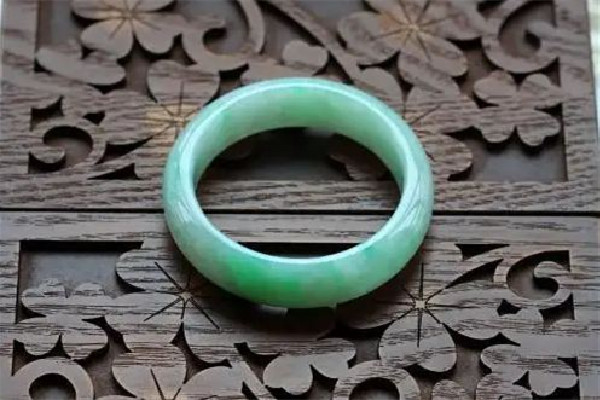 翡翠手鐲用紫光照為什么會有熒光 翡翠手鐲用什么燈光鑒定 翡翠手鐲用紫光照為什么會有熒光 翡翠手鐲用什么燈光鑒定