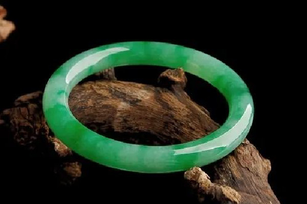 翡翠手鐲可以戴著洗澡嗎 翡翠手鐲可以用水長(zhǎng)期浸泡嗎 翡翠手鐲可以戴著洗澡嗎 翡翠手鐲可以用水長(zhǎng)期浸泡嗎