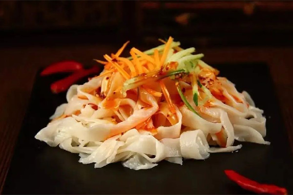 涼皮要沉淀多長時間 涼皮的做法教程 涼皮要沉淀多長時間 涼皮的做法教程