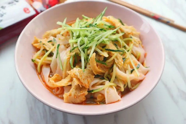 涼皮要沉淀多長時間 涼皮的做法教程 涼皮要沉淀多長時間 涼皮的做法教程