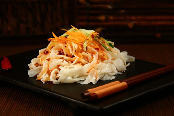 涼皮是面粉做的還是米粉做的 涼皮和米皮的區(qū)別 涼皮是面粉做的還是米粉做的 涼皮和米皮的區(qū)別