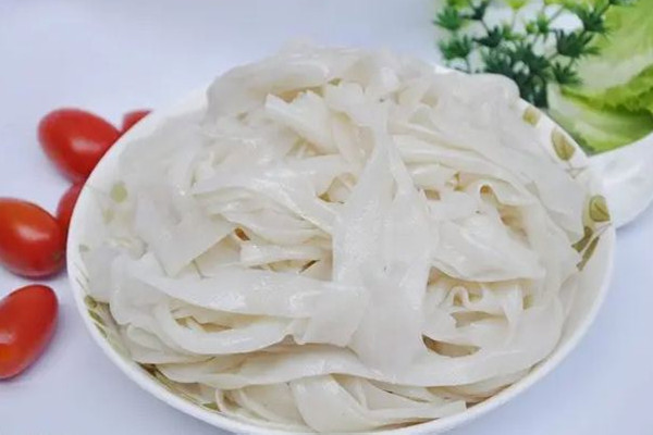 涼皮要沉淀多長時間 涼皮的做法教程 涼皮要沉淀多長時間 涼皮的做法教程