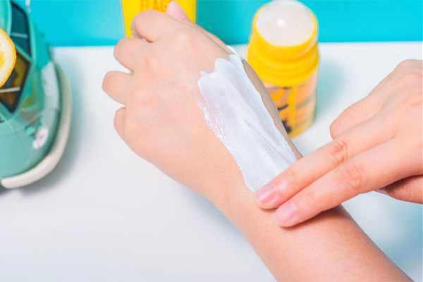 防曬霜對人體有害嗎 防曬霜天天涂抹好嗎 防曬霜對人體有害嗎 防曬霜天天涂抹好嗎