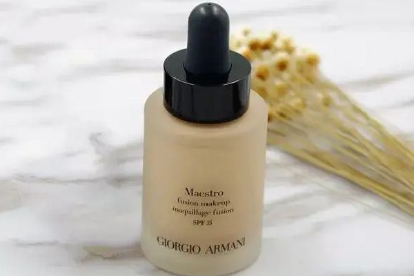 阿瑪尼粉底液紅標藍標有什么不同 阿瑪尼粉底液有哪幾款 阿瑪尼粉底液紅標藍標有什么不同 阿瑪尼粉底液有哪幾款