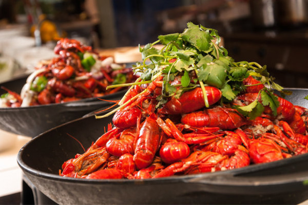 油燜大蝦是哪里的菜 油燜大蝦是什么口味的 油燜大蝦是哪里的菜 油燜大蝦是什么口味的