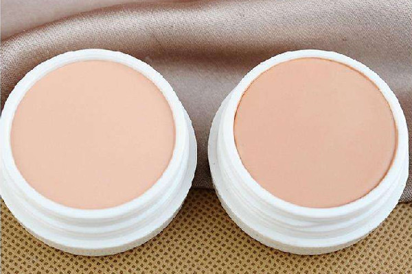 遮瑕膏在哪個(gè)步驟用 遮瑕膏是用在粉底之前還是之后 遮瑕膏在哪個(gè)步驟用 遮瑕膏是用在粉底之前還是之后