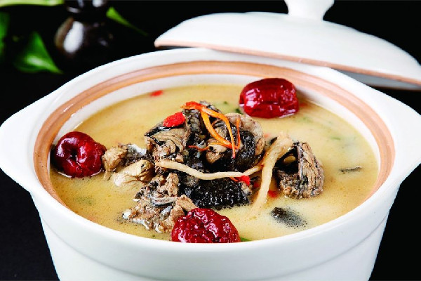 烏雞湯什么時候放鹽最好 烏雞湯用什么鍋燉比較好 烏雞湯什么時候放鹽最好 烏雞湯用什么鍋燉比較好