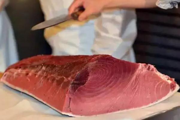 金槍魚和三文魚哪個貴 金槍魚是生吃好還是熟吃 金槍魚和三文魚哪個貴 金槍魚是生吃好還是熟吃