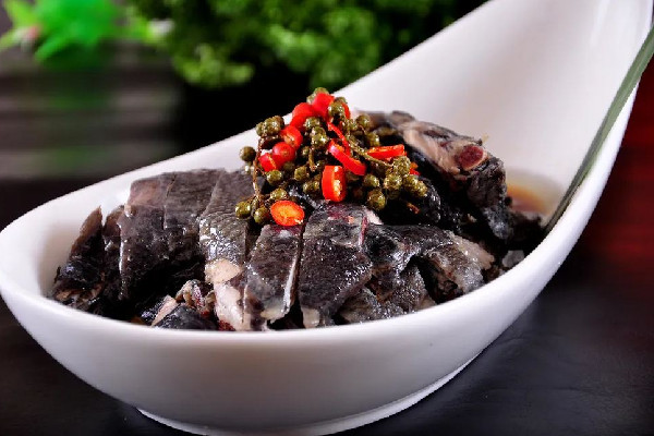 烏雞湯有點苦怎么回事 烏雞湯苦的還能喝嗎 烏雞湯有點苦怎么回事 烏雞湯苦的還能喝嗎