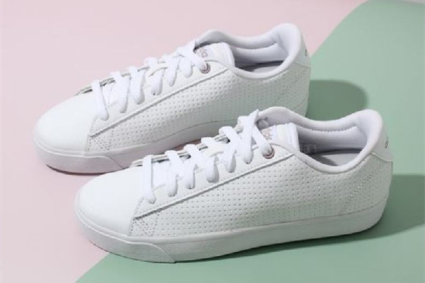 阿迪達斯小白鞋變黃怎么辦 阿迪達斯小白鞋用水洗會洗壞嗎 阿迪達斯小白鞋變黃怎么辦 阿迪達斯小白鞋用水洗會洗壞嗎