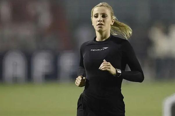 巴西聯(lián)賽主教練頭撞女裁判 足球教練要會(huì)踢球嗎 巴西聯(lián)賽主教練頭撞女裁判 足球教練要會(huì)踢球嗎