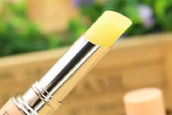 唇膏用到最后擰不出來(lái)怎么辦 唇膏可以用多久 唇膏用到最后擰不出來(lái)怎么辦 唇膏可以用多久