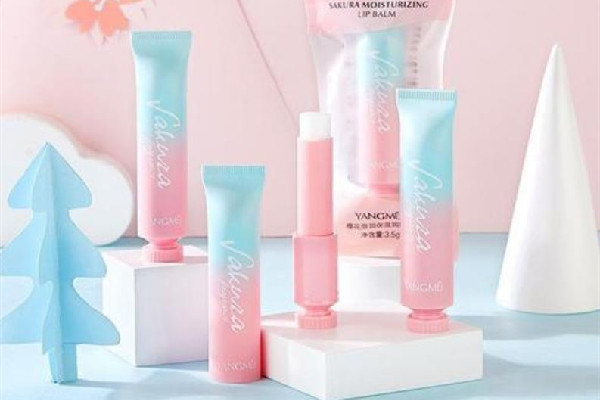 唇膏對嘴唇干裂有用嗎 唇膏對引起唇炎嗎 唇膏對嘴唇干裂有用嗎 唇膏對引起唇炎嗎