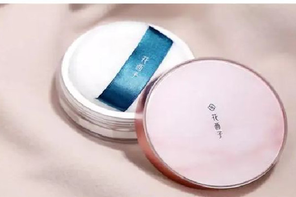 花西子蜜粉和散粉哪個(gè)好用 花西子蜜粉定妝怎么樣 花西子蜜粉和散粉哪個(gè)好用 花西子蜜粉定妝怎么樣