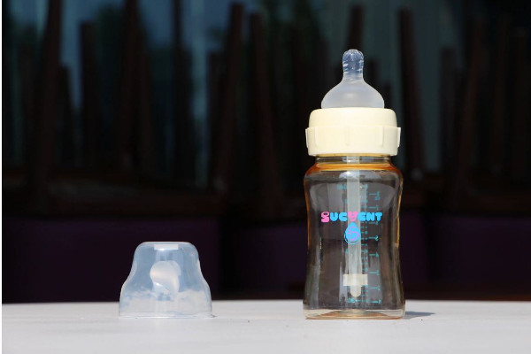 國內(nèi)奶瓶排行榜10強 奶瓶什么材質(zhì)的最好最安全 國內(nèi)奶瓶排行榜10強 奶瓶什么材質(zhì)的最好最安全