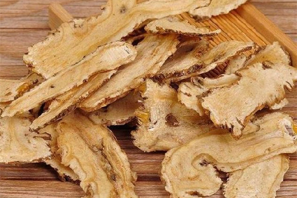 當(dāng)歸煲湯放多少合適 當(dāng)歸煲什么湯最補(bǔ)血補(bǔ)氣 當(dāng)歸煲湯放多少合適 當(dāng)歸煲什么湯最補(bǔ)血補(bǔ)氣