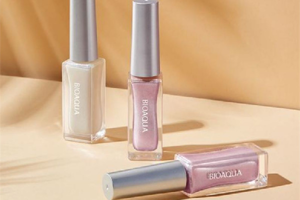 高光液用在粉底前還是粉底后 高光液在化妝的哪個步驟用 高光液用在粉底前還是粉底后 高光液在化妝的哪個步驟用