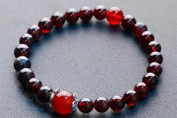 石榴石和紅寶石的區(qū)別 石榴石和紅瑪瑙哪個好 石榴石和紅寶石的區(qū)別 石榴石和紅瑪瑙哪個好