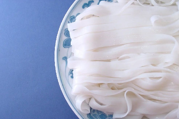 河粉可以生吃嗎 河粉是不是本來(lái)就是熟的 河粉可以生吃嗎 河粉是不是本來(lái)就是熟的