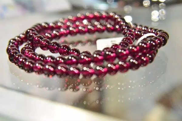 石榴石會越戴越通透嗎 石榴石戴多久才有靈性 石榴石會越戴越通透嗎 石榴石戴多久才有靈性