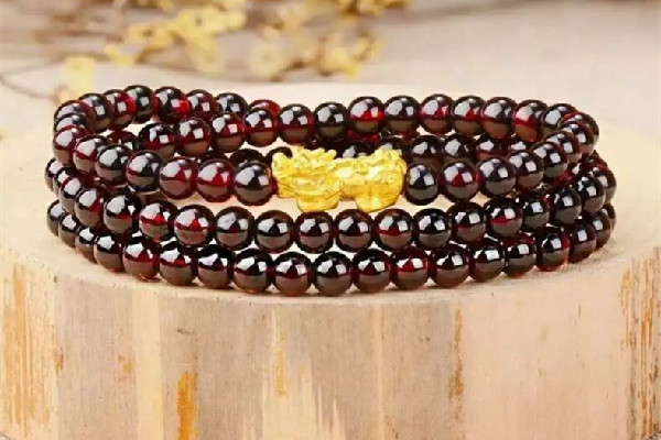 石榴石對(duì)女性有什么好處 石榴石可以調(diào)理月經(jīng)嗎 石榴石對(duì)女性有什么好處 石榴石可以調(diào)理月經(jīng)嗎