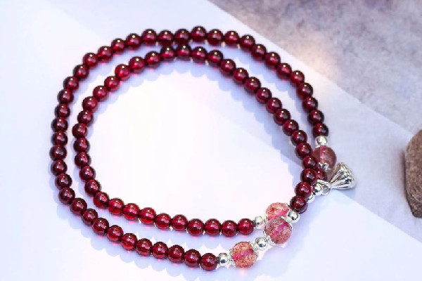 石榴石對(duì)女性有什么好處 石榴石可以調(diào)理月經(jīng)嗎 石榴石對(duì)女性有什么好處 石榴石可以調(diào)理月經(jīng)嗎