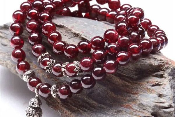 石榴石戴左手還是右手 石榴石戴幾圈有講究嗎 石榴石戴左手還是右手 石榴石戴幾圈有講究嗎