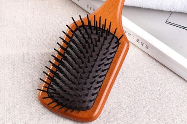 氣墊梳梳頭發(fā)的好處 氣墊梳對脫發(fā)有用嗎 氣墊梳梳頭發(fā)的好處 氣墊梳對脫發(fā)有用嗎