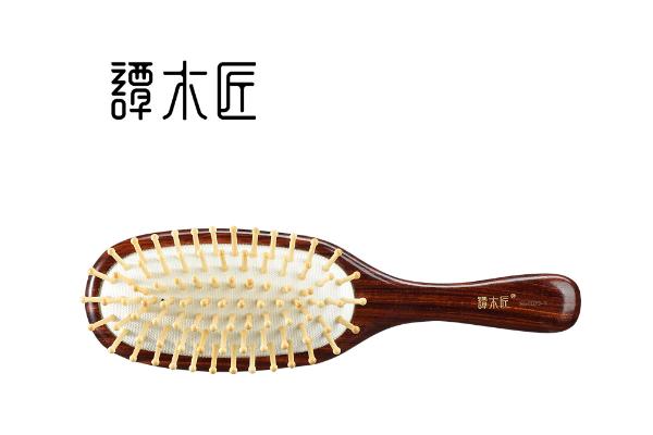 氣墊梳是方形好還是圓形好 氣墊梳是不是都有一個(gè)孔 氣墊梳是方形好還是圓形好 氣墊梳是不是都有一個(gè)孔