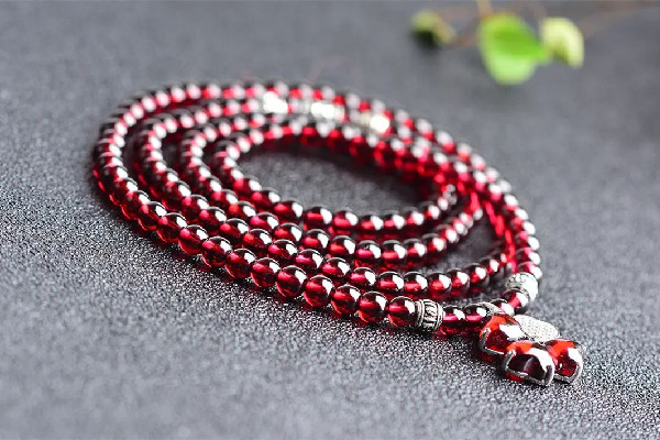 石榴石和紅寶石的區(qū)別 石榴石和紅瑪瑙哪個好 石榴石和紅寶石的區(qū)別 石榴石和紅瑪瑙哪個好