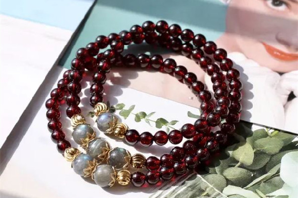 石榴石的功效和作用 石榴石可以辟邪嗎 石榴石的功效和作用 石榴石可以辟邪嗎