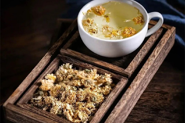 菊花茶什么樣的菊花好 菊花茶用多少度的水泡好 菊花茶什么樣的菊花好 菊花茶用多少度的水泡好