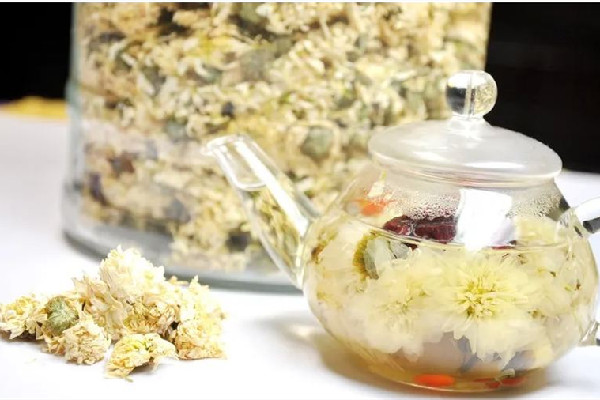 菊花茶什么樣的菊花好 菊花茶用多少度的水泡好 菊花茶什么樣的菊花好 菊花茶用多少度的水泡好