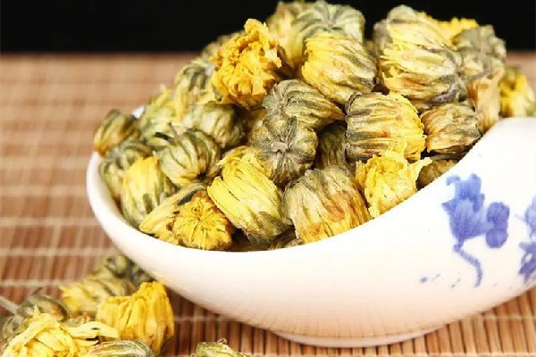 菊花茶可以用冷水泡嗎 菊花茶對(duì)眼睛好嗎 菊花茶可以用冷水泡嗎 菊花茶對(duì)眼睛好嗎
