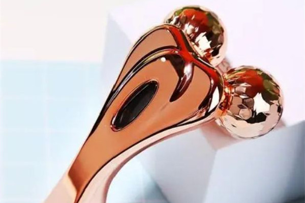 臉部按摩器滾輪有效果嗎 臉部按摩器和臉部刮痧器哪個(gè)好用