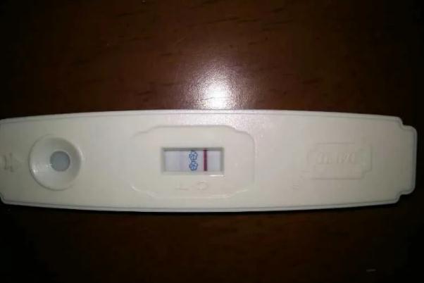 驗(yàn)孕棒有灰印是懷孕嗎 驗(yàn)孕棒有一條特別淺幾乎看不見 驗(yàn)孕棒有灰印是懷孕嗎 驗(yàn)孕棒有一條特別淺幾乎看不見