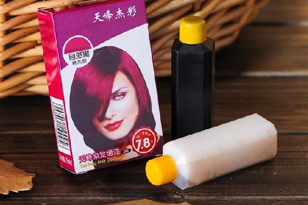 染發(fā)膏染在皮膚上如何祛除 染發(fā)膏弄到頭皮上會怎么辦 染發(fā)膏染在皮膚上如何祛除 染發(fā)膏弄到頭皮上會怎么辦