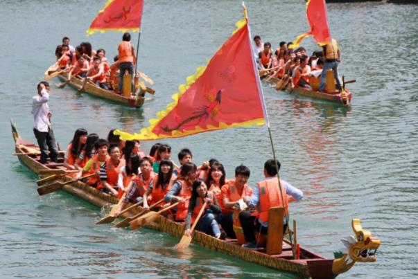 劃龍舟會(huì)翻船嗎 賽龍舟適合在什么地理環(huán)境中進(jìn)行 劃龍舟會(huì)翻船嗎 賽龍舟適合在什么地理環(huán)境中進(jìn)行