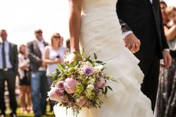 結(jié)婚鬧洞房怎么鬧 結(jié)婚伴娘一般是幾個(gè) 結(jié)婚鬧洞房怎么鬧 結(jié)婚伴娘一般是幾個(gè)