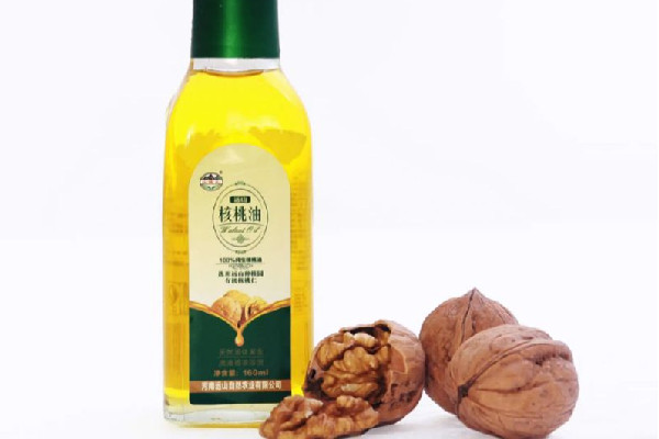 核桃油初榨和冷榨的區(qū)別 核桃油初榨和冷榨哪個好 核桃油初榨和冷榨的區(qū)別 核桃油初榨和冷榨哪個好