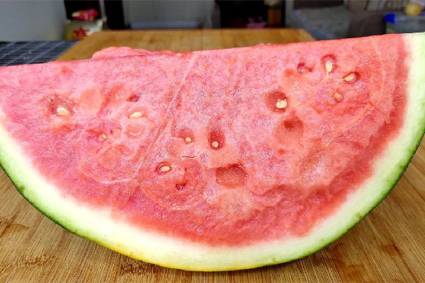 西瓜買回來(lái)沒(méi)切可以放多久 西瓜可以凍著吃嗎 西瓜買回來(lái)沒(méi)切可以放多久 西瓜可以凍著吃嗎