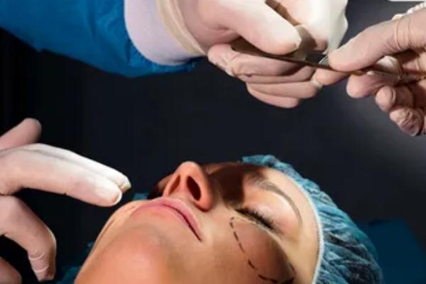 拉皮手術(shù)有生命危險(xiǎn)嗎 拉皮手術(shù)會(huì)留疤痕嗎 拉皮手術(shù)有生命危險(xiǎn)嗎 拉皮手術(shù)會(huì)留疤痕嗎