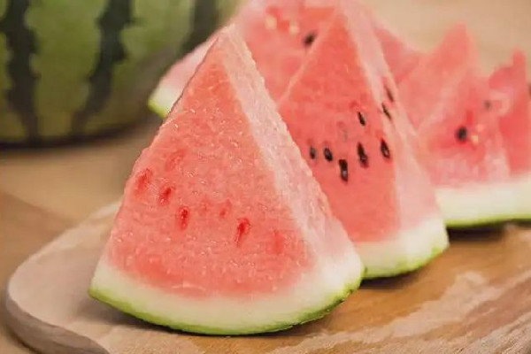 西瓜什么時(shí)候吃適合 西瓜吃完嘴巴發(fā)酸怎么回事 西瓜什么時(shí)候吃適合 西瓜吃完嘴巴發(fā)酸怎么回事