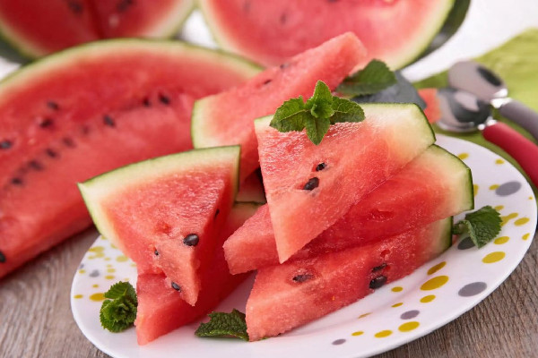 西瓜沾鹽吃有什么好處 西瓜沾鹽會甜嗎 西瓜沾鹽吃有什么好處 西瓜沾鹽會甜嗎